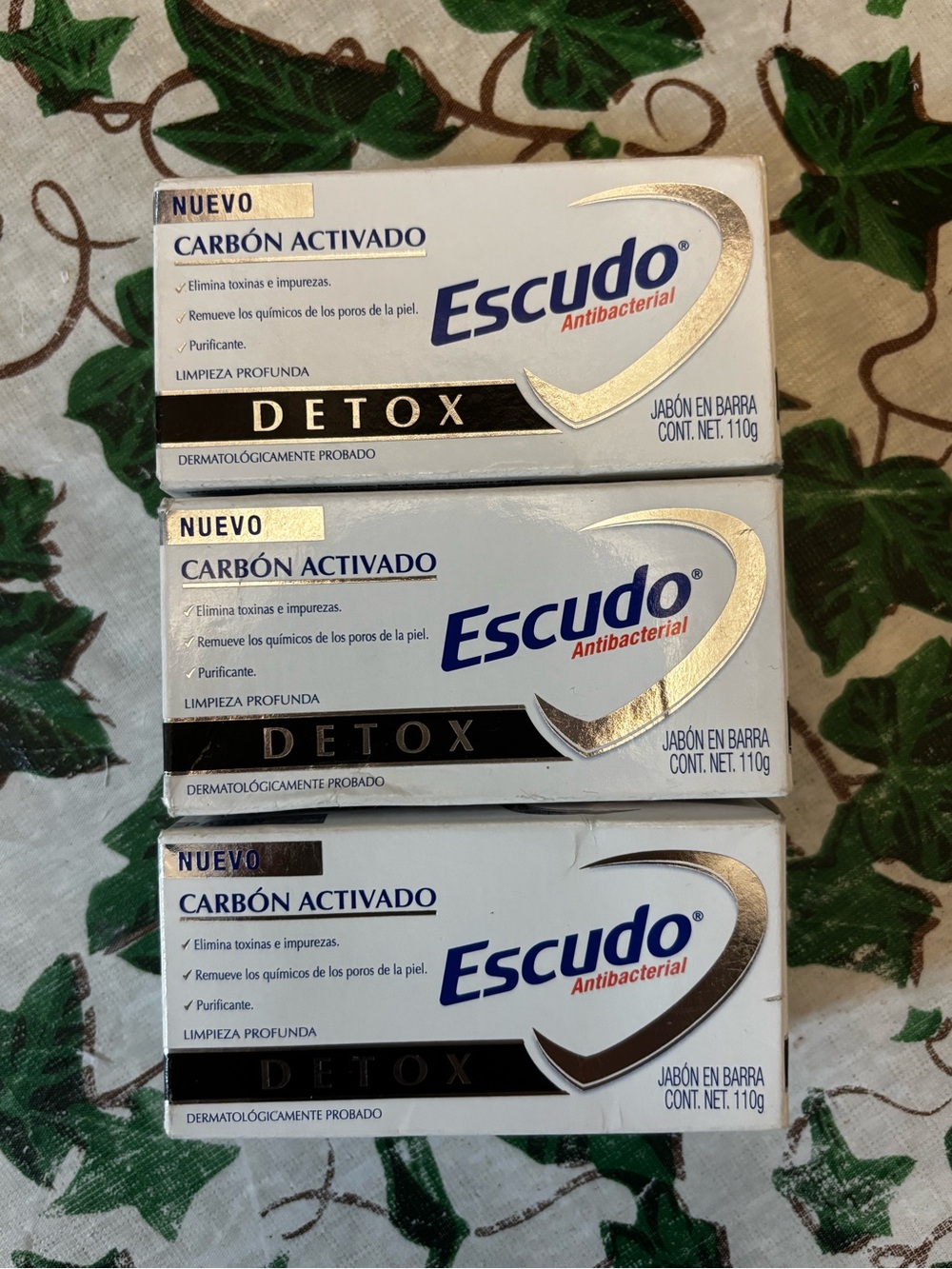 Escudo Detox Carbón Activado Antibacterial Soap - Black & White